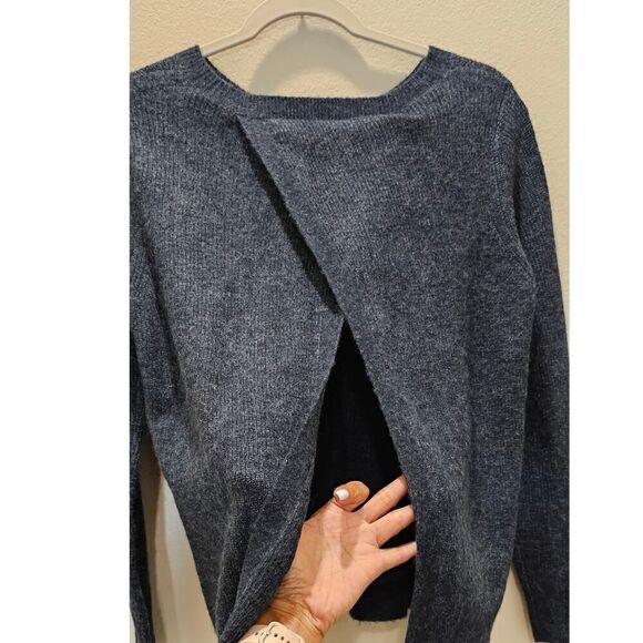 NWT A & F Back Split Long Sleeve Sweater Size Medium - Picture 1 of 7